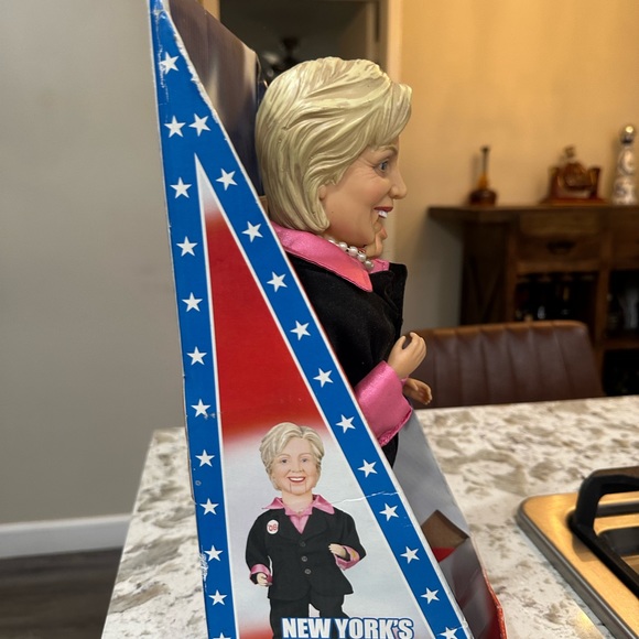Senator Hillary Clinton Boogie Diva, dancing & singing doll, was created in 2008 - Picture 5 of 6